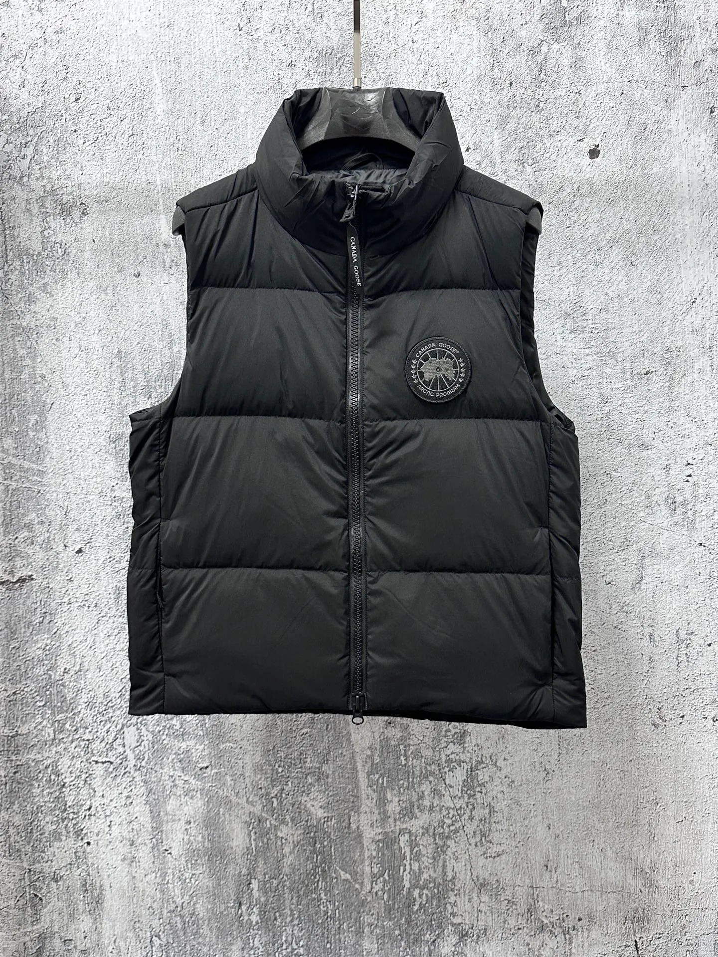 P560 【CANADA GOOSE】Lawrence Men's Down Vest The Lawrence down vest features a durable shell and quilted body, making it a must-have item for all seasons. It's made from sustainable Enduraluxe fabric, which has a durable soft touch. The Lawrence features a thoughtfully designed down-filled collar to block strong winds, a two-way zipper and a longer rear hem. Size: XS-XXL